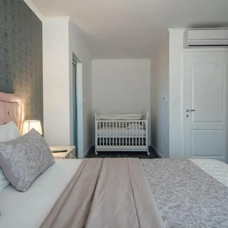 Viktoria With Private Pool, Barbecue, Gym, Children's Playground Krivodol