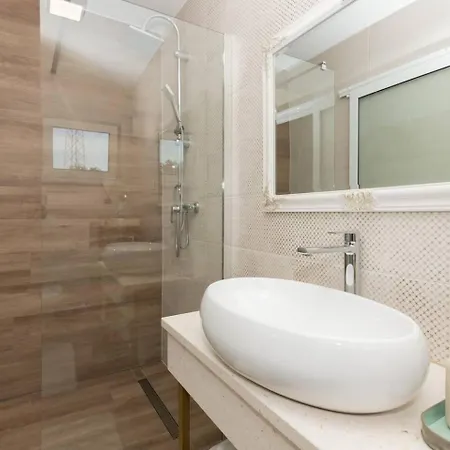 Vila Viktoria With Private Pool, Barbecue, Gym, Children's Playground