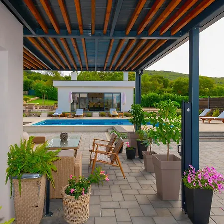Viktoria With Private Pool, Barbecue, Gym, Children's Playground Krivodol